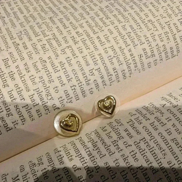 Vintage heart shaped stud  earrings - Picture 2 of 6